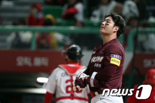 키움 히어로즈 타자 박병호가 14일 인천 SK 행복드림구장에서 열린 2019 KBO리그 플레이오프 1차전 SK 와이번스와의 경기에서 9회초 2사 1, 2루 상황에 나와 삼진을 당한 뒤 아쉬워하고 있다. /사진=뉴스1
