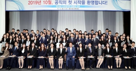 백군기 용인시장이 신규 공직자들에게 임명장을 수여하고 기념사진을 찍고 있다. / 사진제공=용인시
