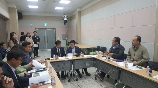 경기도의회 김철환 의원(더불어민주당, 김포3)과 이기형 의원(더불어민주당, 김포4)은 지난 11일, 김포시 마산동에 위치한 허산, 가현산, 운유산(마산동 376-1번지 일원)의 둘레길 조성 및 운유공원 종합개선사업 추진을 위한 설명회를 개최 했다. / 사진제공=경기도의회