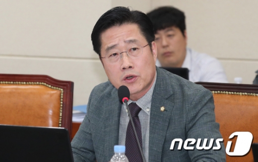 이태규 바른미래당 의원이 지난 8일 서울 여의도 국회에서 열린 금융감독원에 대한 정무위 국정감사에서 조국 사모펀드관련 질의를 하고 있다. /사진=뉴스1