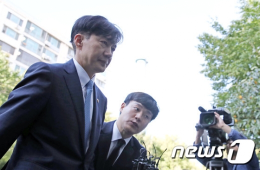 조국 전 법무부 장관(왼쪽)이 지난 14일 사의를 표명한 뒤 정부과천청사를 떠나 서울 방배동 자택으로 들어서고 있다. /사진=뉴스1