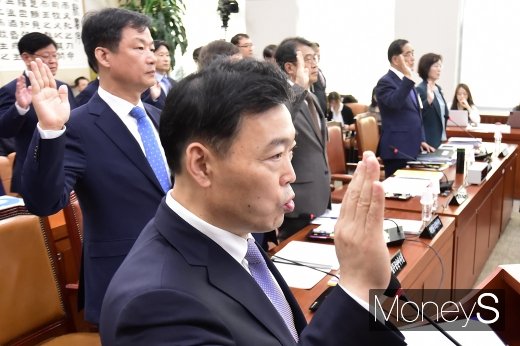 [머니S포토] 법무부 국감, 증인선서하는 김오수 차관