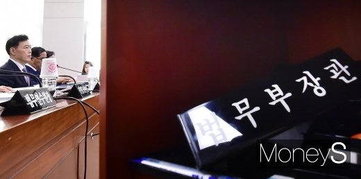 [머니S포토] 조국 전격 사퇴, 장관 직무대리 맡은 김오수 차관