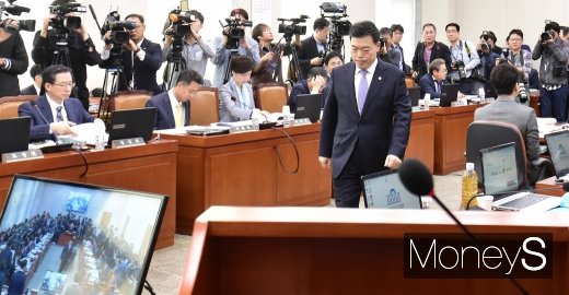 [머니S포토] 조국 없는 법무부 국감, 김오수 차관에게 쏠린 이목