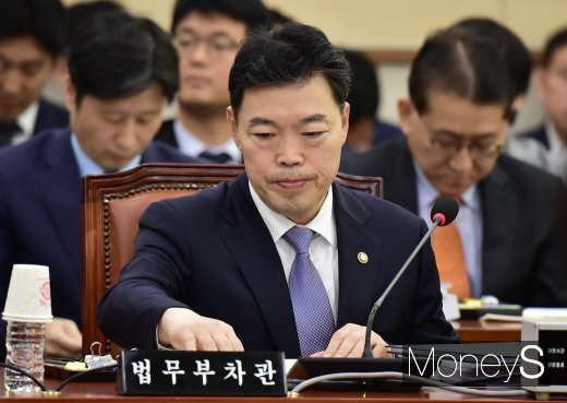 [머니S포토] 조국 없는 법무부 국감, 장관 대리로 참석한 김오수