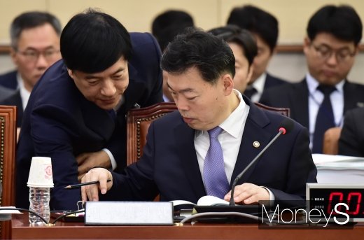 [머니S포토] 법무부 국감 참석한 김오수 차관