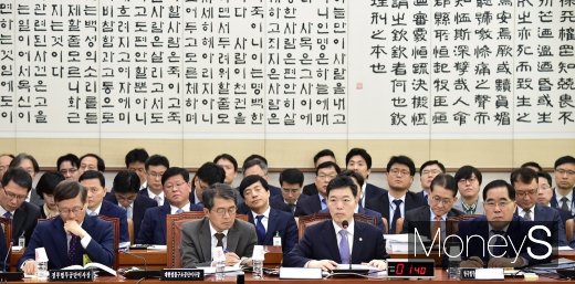 [머니S포토] 조국 전격 사퇴로 시선 쏠린 법무부 국정감사