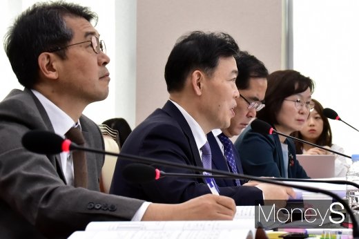 [머니S포토] 조국 사퇴에 대한 의원 질의에 답하는 김오수 차관