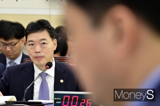 [머니S포토] 질의 경청하는 김오수 차관