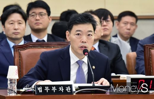 [머니S포토] 답변하는 김오수 법무 차관
