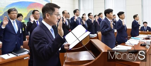 [머니S포토] 2019 정무위 국감,  증인 선서하는 문창용 캠코 사장