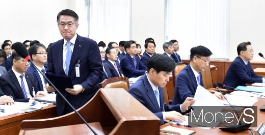 [머니S포토] 단상으로 이동하는 문창용 캠코 사장