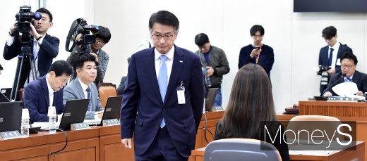 [머니S포토] 캠코 국정감사, 자리로 돌아가는 문창용 사장