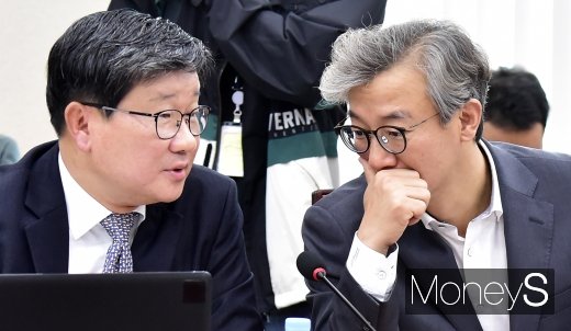 [머니S포토] 2019 정무위 국감, 의견 나누는 전해철-전재수 의원