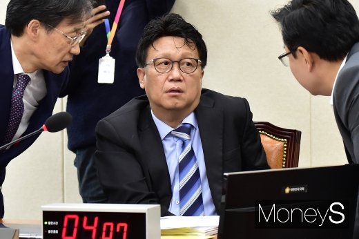 [머니S포토] 국감장에서 의견 나누는 유동수-민병두-김성원