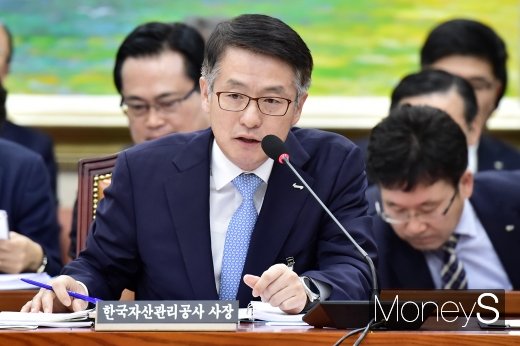 [머니S포토] 질의에 답하는 문창용 캠코 사장