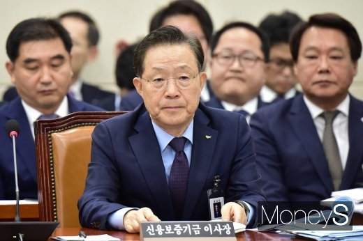 [머니S포토] 질의 경청하는 윤대희 신보 이사장