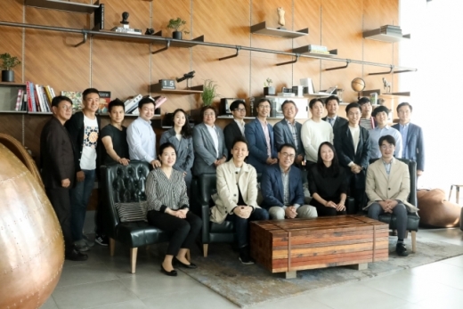조용병 신한금융그룹 회장(앞줄 왼쪽 3번째)과 신한퓨처스랩 스타트업 기업 직원들이 함께 기념촬영을 하고 있다. / 사진제공=신한금융
