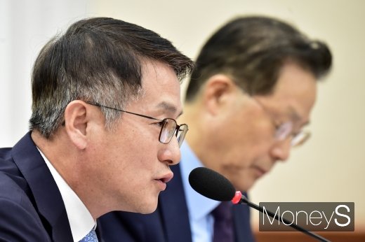 15일 오전 열린 국회 정무위원회의 한국자산관리공사, 한국주택금융공사, 신용보증기금 등의 국정감사에서 문창용 한국자산관리공사 사장이 의원들의 질의에 답변하고 있다. /사진=임한별 기자
