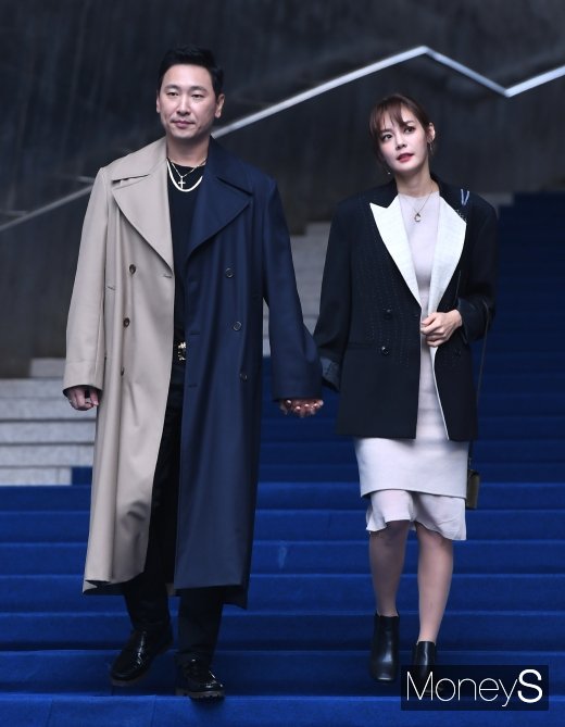 [머니S포토] 라이머·안현모, 손 꼭 잡고 등장