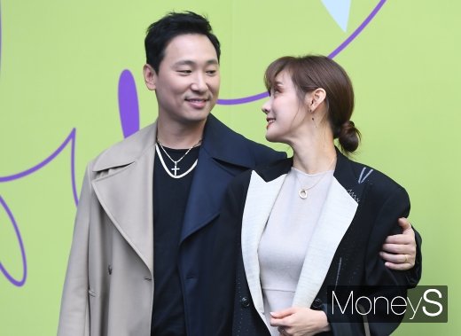[머니S포토] 라이머·안현모 부부 '꿀 떨어지는 눈맞춤'