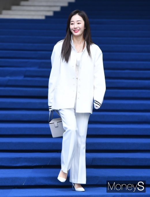 [머니S포토] 김경화, 시선 잡는 화이트 슈트 패션