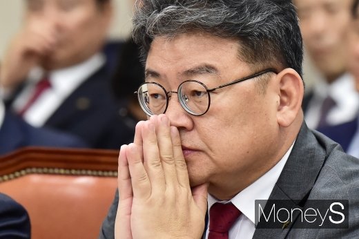 [머니S포토] 의원 질의 경청하는 유정배 석탄공사 사장