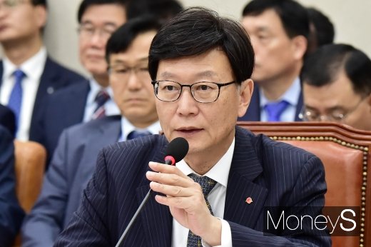 [머니S포토] 의원질의 답하는 황창하 난방공사 사장