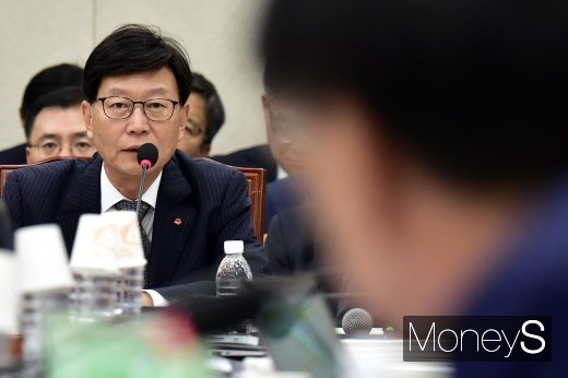 [머니S포토] 2019 산자중기위 국감, 답변하는 황창하 사장