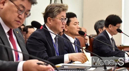 [머니S포토] 2019 산자중기위 국감, 답변하는 채희봉 사장