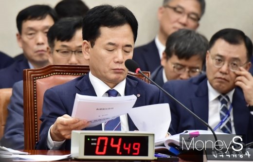 [머니S포토] 에너지 국감, 자료 살피는 양수영 석유공사 사장