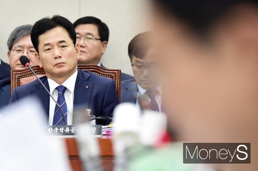 [머니S포토] 의원 질의 경청하는 양수영 석유공사 사장