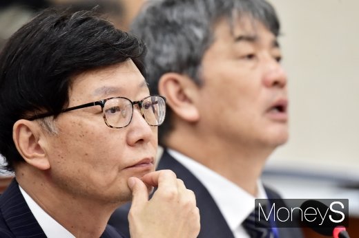 [머니S포토] 2019 에너지 분야 국감, 통계 자료 살피는 황창하-김창섭