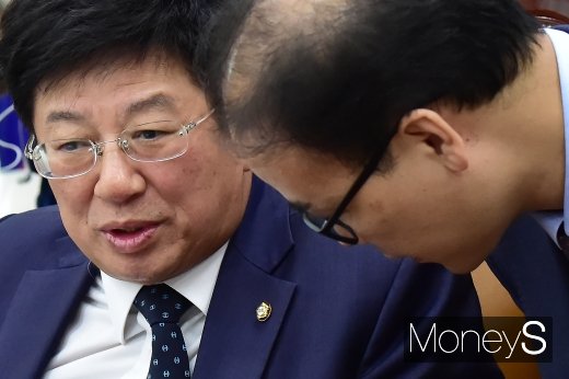 [머니S포토] 에너지분야 국감, 의견 나누는 이종구 국회 산자중기위원장