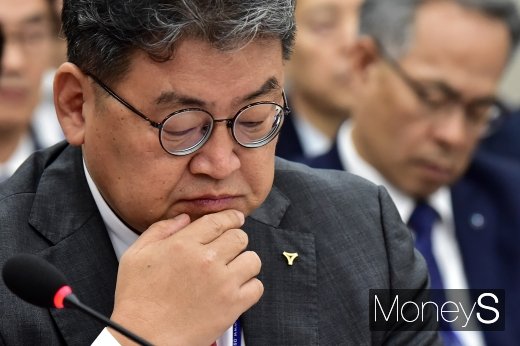 [머니S포토] 자료 살피는 유정배 석탄공사 사장
