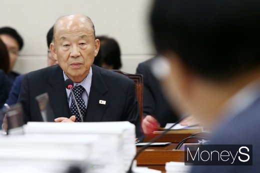 [머니S포토] 질의 경청하는 박경서 적십자 회장