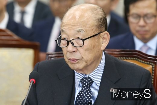 [머니S포토] 질의 경청하는 박경서 적십자사 회장
