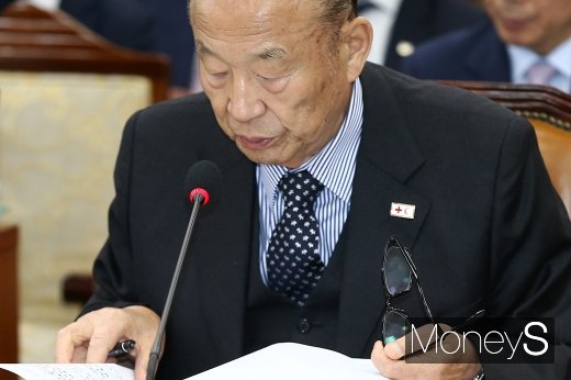 [머니S포토] 자료 살피는 박경서 적십자 회장