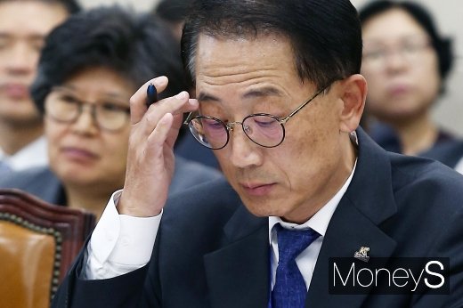 [머니S포토] 보건복지위 국감서 자료 살피는 박구선 이사장