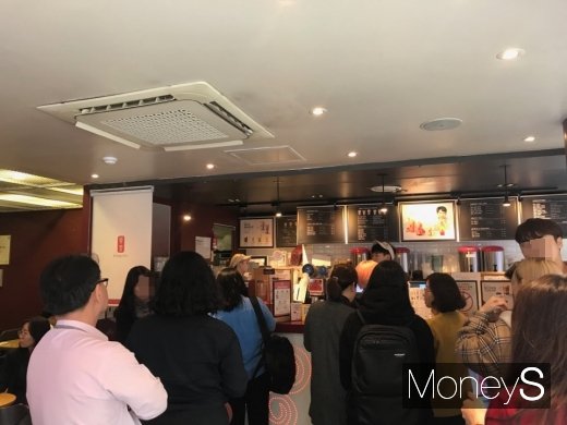 15일 오후 기자가 찾은 서울 중구의 한 공차 매장. 짧은 시간에 고객들이 몰려 크지 않은 매장이 인산인해를 이뤘다. /사진=김유림 기자