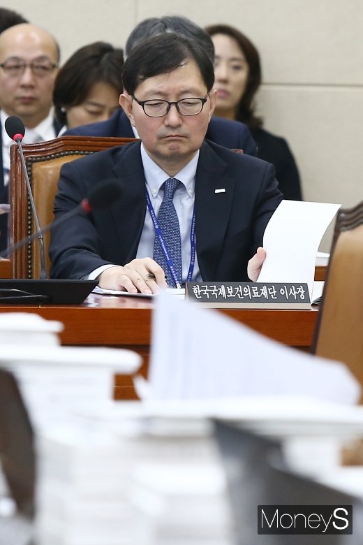 [머니S포토] 자료 살피는 추무진 KOFIH 이사장