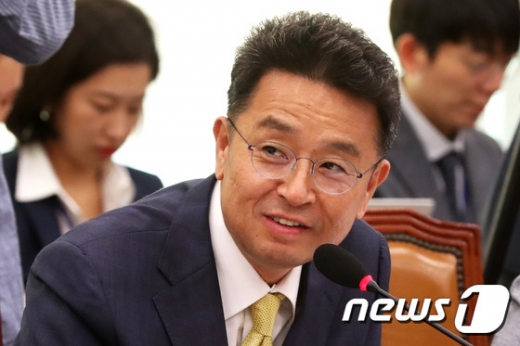 이철희 더불어민주당 의원이 15일 오전 서울 여의도 국회에서 열린 법제사법위원회의 법무부, 대한법률구조공단, 한국법무보호복지공단 등에 대한 국정감사에서 김오수 법무부 차관에게 질의를 하고 있다. /사진=뉴스1
