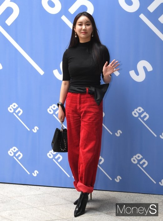 [머니S포토] 브레이브걸스 민영 '편안하게 패션위크 나들이'