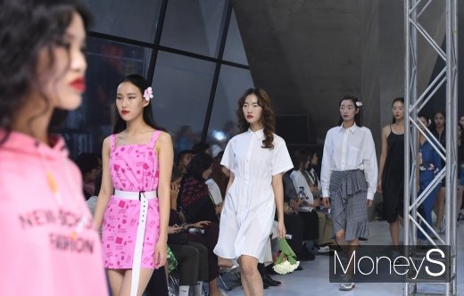 [머니S포토] '모델들의 파워워킹'