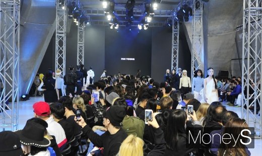 [머니S포토] 런웨이 선보이는 '2020 S/S 서울패션위크' 모델들