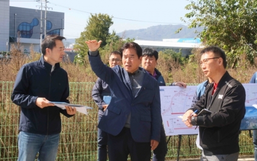 관내 주요 고속도로 개설공사에 따른 민원현장방문한 백군기 용인시장. / 사진제공=용인시