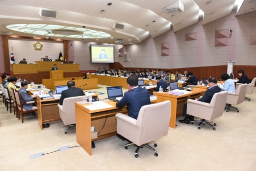 양주시의원들이 본회의장에서 2019년도 제3회 추가경정예산안을 심사하고 있다. / 사진제공=양주시