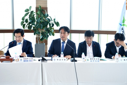 김상호 하남시장(왼쪽 두번째) 경기도시장군수협의회에서 폐기물처리시설 설치부담금 관련 공동대응 입장문 채택 제안. / 사진제공=하남시