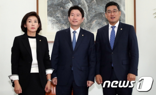 지난 14일 국회에서 만난 나경원 자유한국당 원내대표, 이인영 더불어민주당 원내대표, 오신환 바른미래당 원내대표(왼쪽부터). /사진=뉴스1