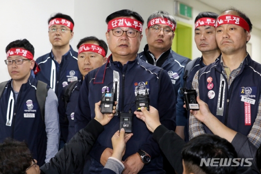 윤병범 노조측 대표위원이 15일 오후 서울 성동구 서울교통공사 본사 협상장에서 열린 서울지하철1~8호선을 담당하는 서울교통공사의 2019년도 임·단협 4차 본교섭 결렬 후 입장을 밝히고 있다. /사진=뉴시스